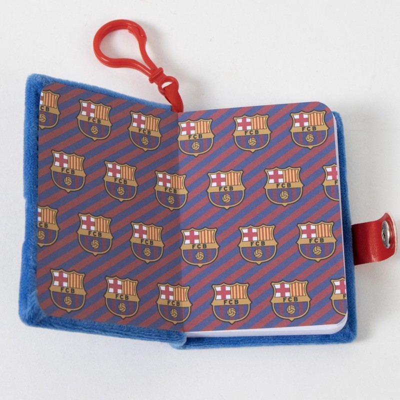 Páginas interiores impresas con patrón del escudo del FC Barcelona de la libreta de peluche.