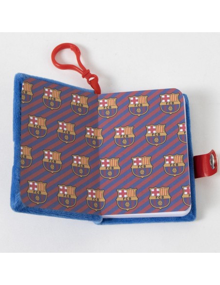Páginas interiores impresas con patrón del escudo del FC Barcelona de la libreta de peluche.