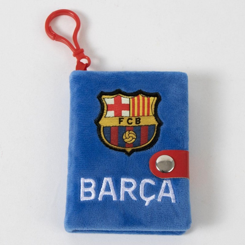Vista de frente de la minilibreta de peluche del FC Barcelona con escudo bordado y texto Barça.