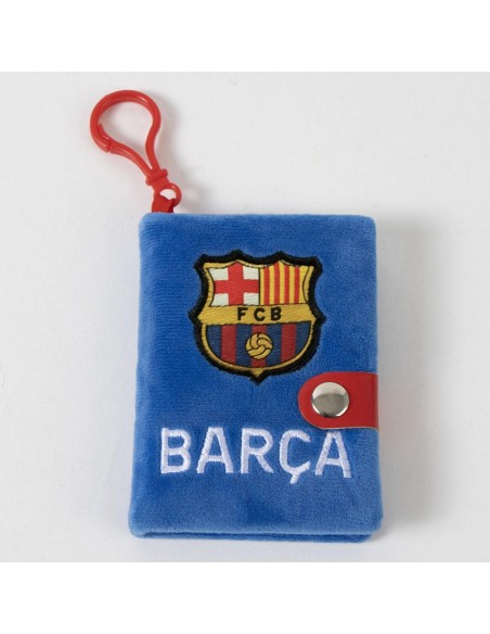 Vista de frente de la minilibreta de peluche del FC Barcelona con escudo bordado y texto Barça.