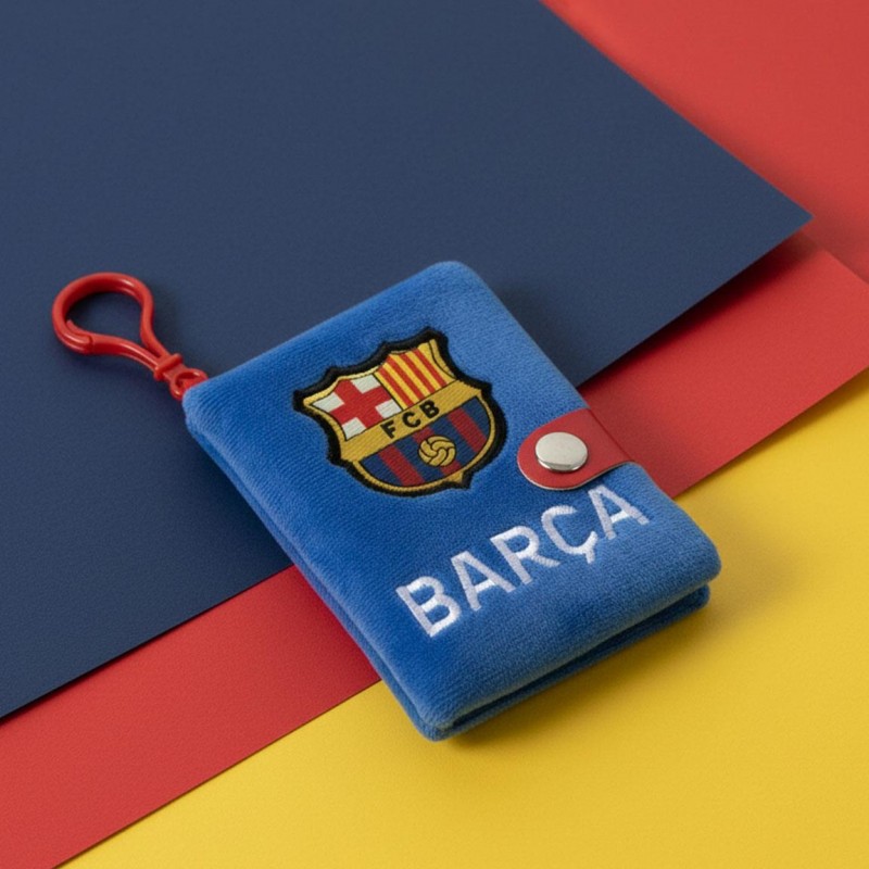 Minilibreta de peluche del FC Barcelona colocada sobre superficie con los colores del club.
