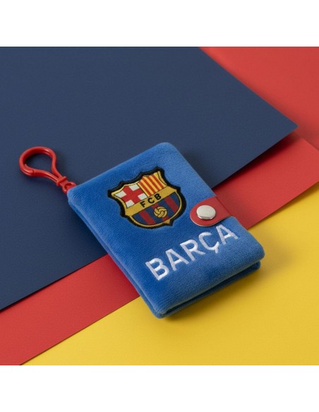 Minilibreta de peluche del FC Barcelona colocada sobre superficie con los colores del club.