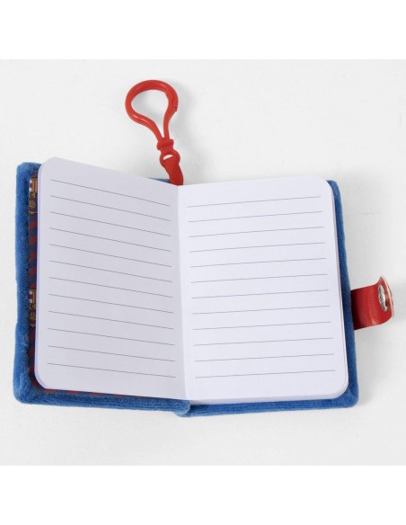 Cuaderno pequeño del FC Barcelona abierto mostrando las hojas con líneas para escribir.