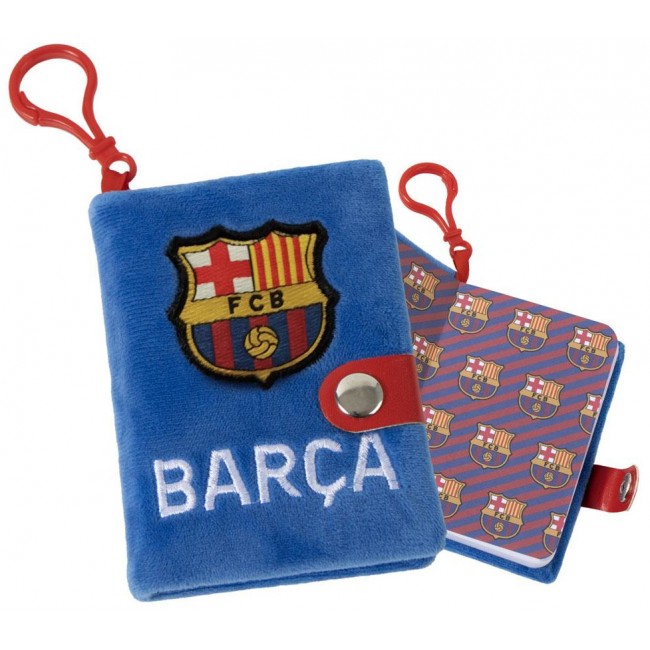 Minilibreta de peluche del FC Barcelona en azul con escudo bordado y cuaderno abierto con motivos del club.