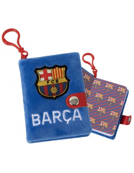 Minilibreta de peluche del FC Barcelona en azul con escudo bordado y cuaderno abierto con motivos del club.