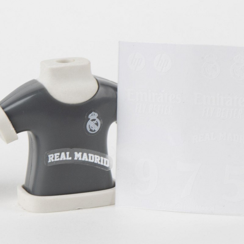 Detalle de la goma sacapuntas camiseta gris del Real Madrid decorada con la pegatina de texto del club.
