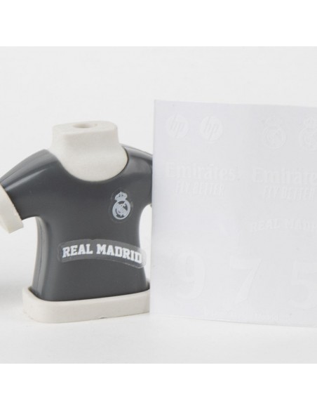 Detalle de la goma sacapuntas camiseta gris del Real Madrid decorada con la pegatina de texto del club.