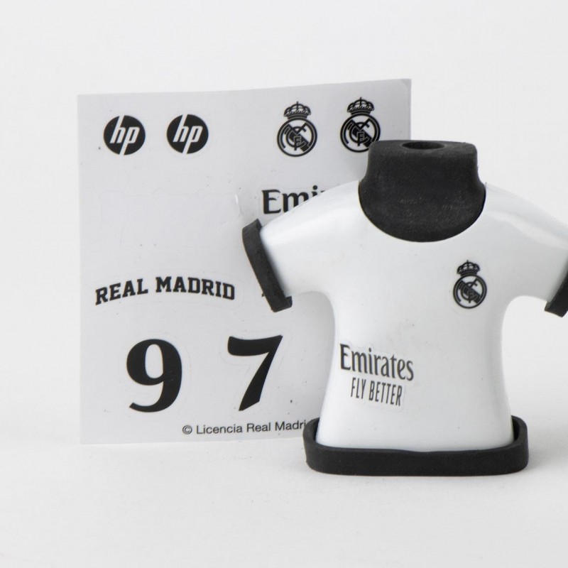 Sacapuntas goma camiseta blanca del Real Madrid junto a la lámina de pegatinas con números 9, 7 y 5.