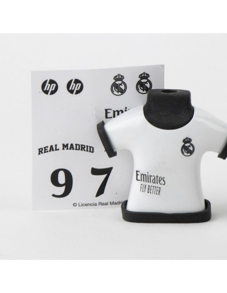 Sacapuntas goma camiseta blanca del Real Madrid junto a la lámina de pegatinas con números 9, 7 y 5.