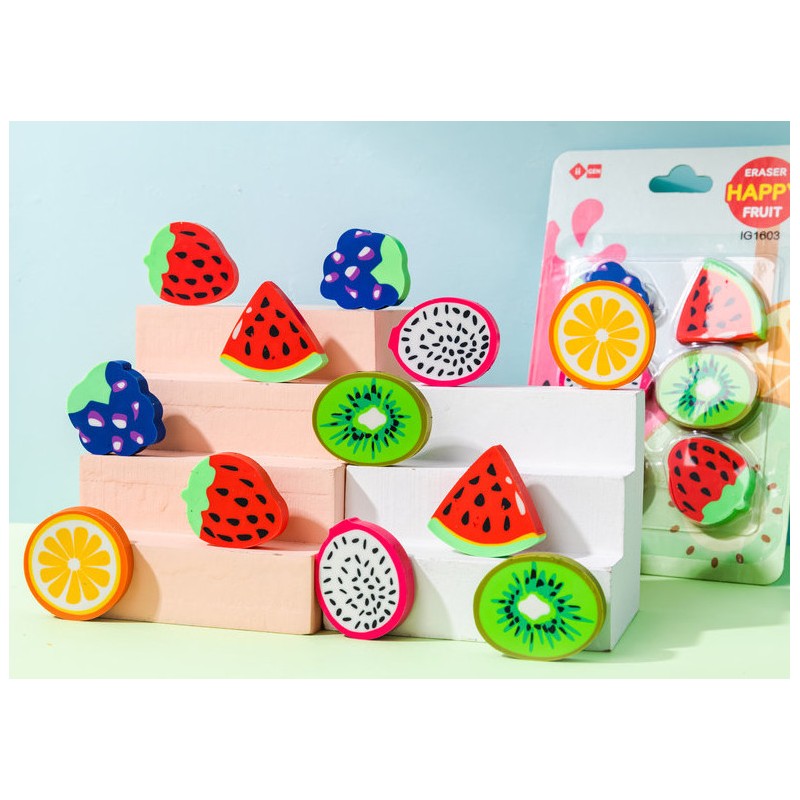 Gomas de borrar con forma de frutas expuestas junto con blíster