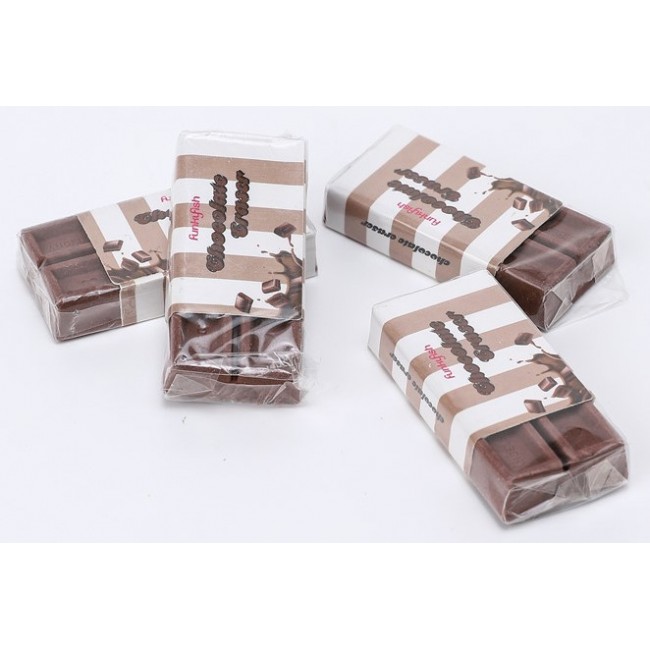 Varias gomas de borrar con forma de tableta de chocolate negro empaquetadas individualmente.