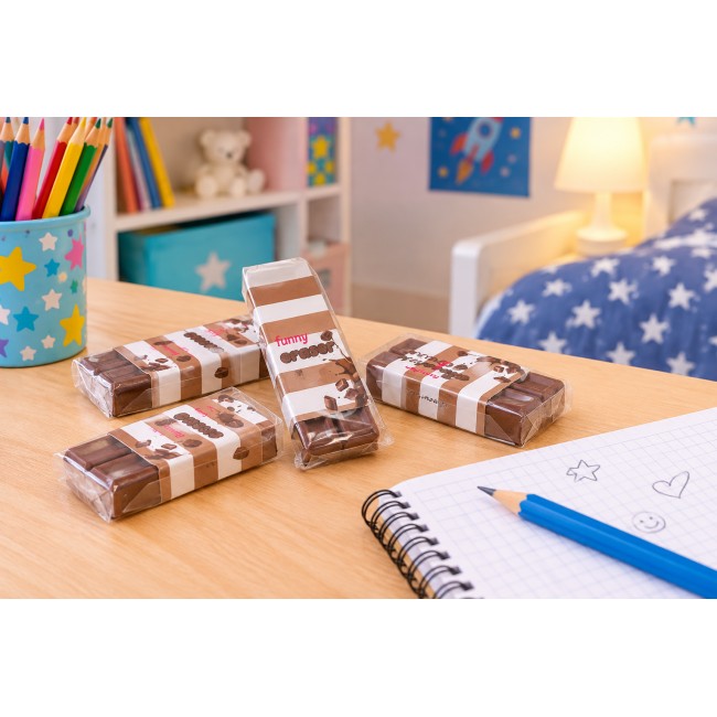 Varias gomas de borrar con forma de tableta de chocolate negro empaquetadas individualmente. 2