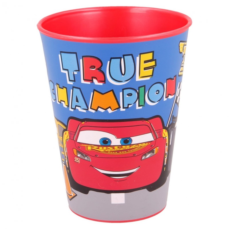 Vaso de plástico reutilizable de Cars con ilustración frontal de Rayo McQueen y texto True Champion.