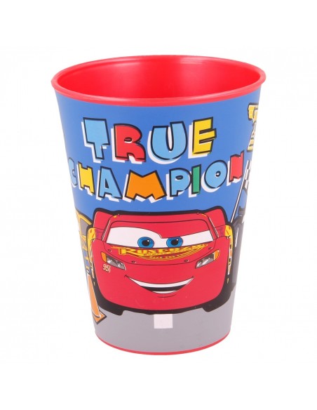 Vaso de plástico reutilizable de Cars con ilustración frontal de Rayo McQueen y texto True Champion.