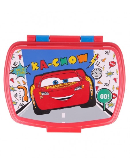 Vista cenital de la tapa de la sandwichera rectangular de Cars con ilustración de Rayo McQueen y texto Ka-Chow.
