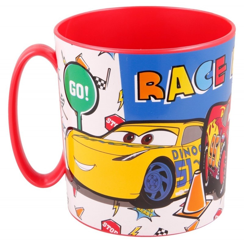 Taza reutilizable de Cars apta para microondas mostrando al personaje Cruz Ramírez y el asa ergonómica roja.