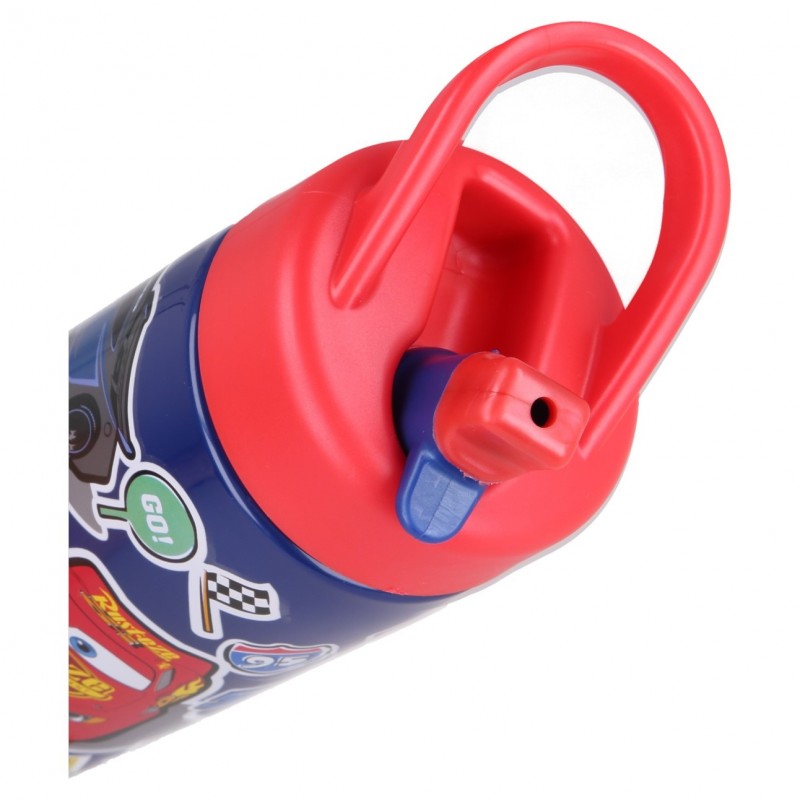Detalle de la tapa roja con asa de transporte y boquilla abatible de la botella infantil de Cars.