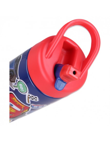 Detalle de la tapa roja con asa de transporte y boquilla abatible de la botella infantil de Cars.