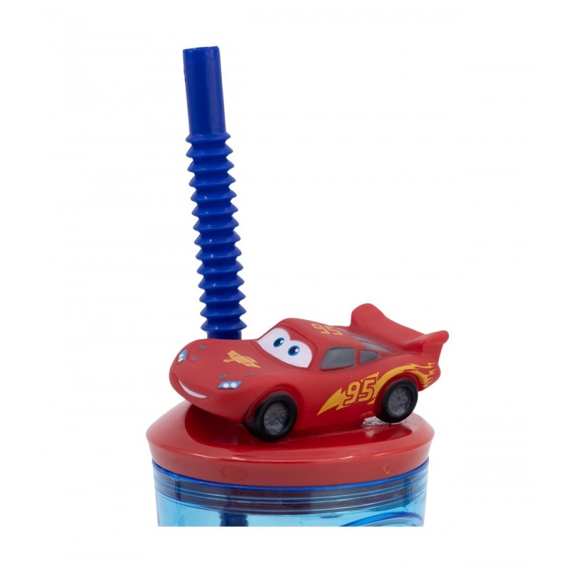 Detalle en primer plano de la figura tridimensional de Rayo McQueen sobre la tapa del vaso infantil de Cars.