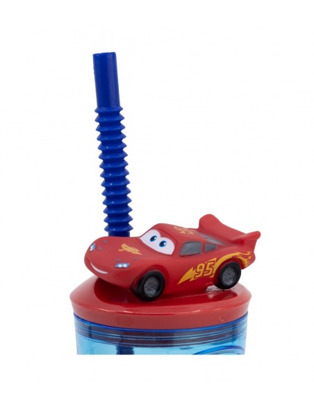 Detalle en primer plano de la figura tridimensional de Rayo McQueen sobre la tapa del vaso infantil de Cars.