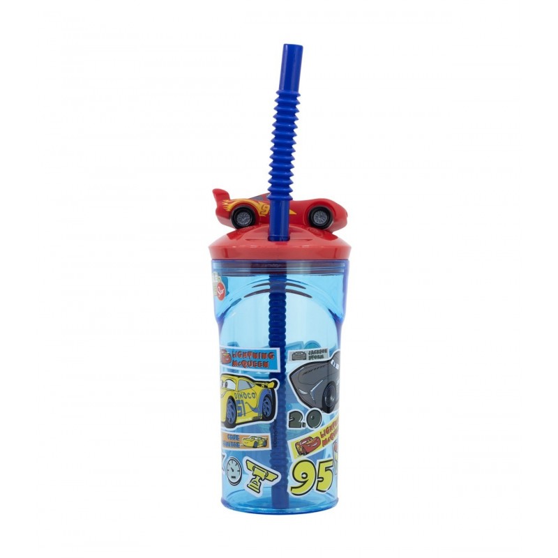 Vista frontal del vaso reutilizable de Cars con pajita azul y coche 3D en la tapa.
