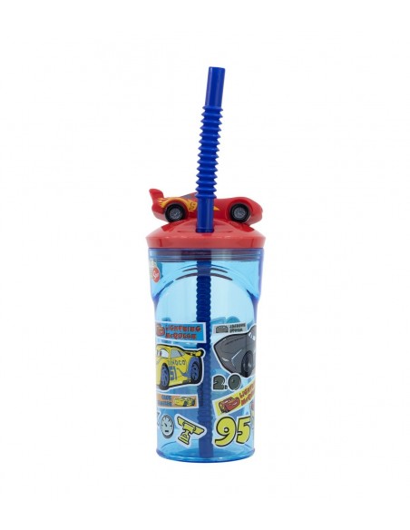 Vista frontal del vaso reutilizable de Cars con pajita azul y coche 3D en la tapa.