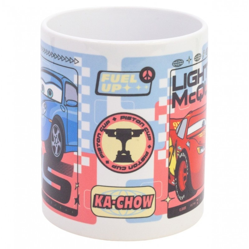 Taza de cerámica oficial de Cars con detalles gráficos de la Piston Cup y lema Ka-Chow.