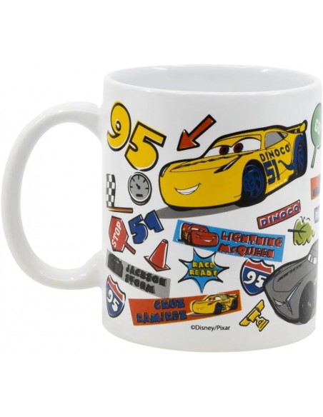Taza de cerámica de Cars de 325 ml mostrando al personaje Cruz Ramírez y detalles de pegatinas de carreras.