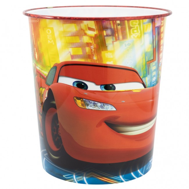 Papelera metálica infantil de Cars con diseño frontal de Rayo McQueen y fondo de ciudad de carreras.