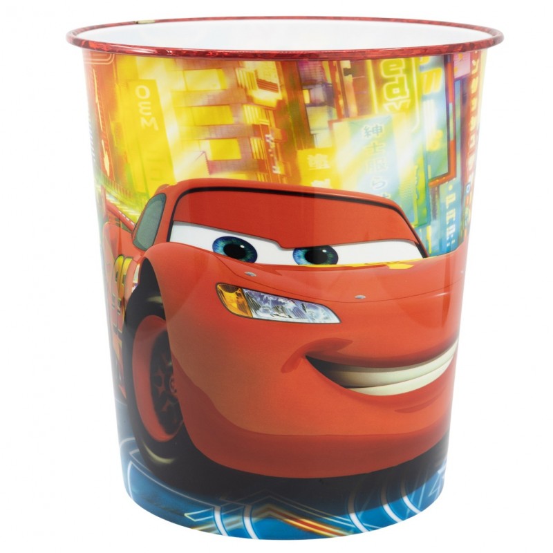 Papelera metálica infantil de Cars con diseño frontal de Rayo McQueen y fondo de ciudad de carreras.