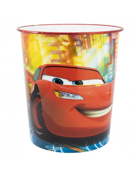 Papelera metálica infantil de Cars con diseño frontal de Rayo McQueen y fondo de ciudad de carreras.