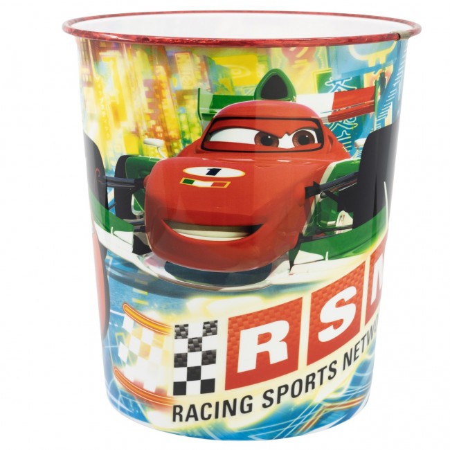 Papelera metálica infantil de Cars con diseño frontal de Rayo McQueen y fondo de ciudad de carreras. 2