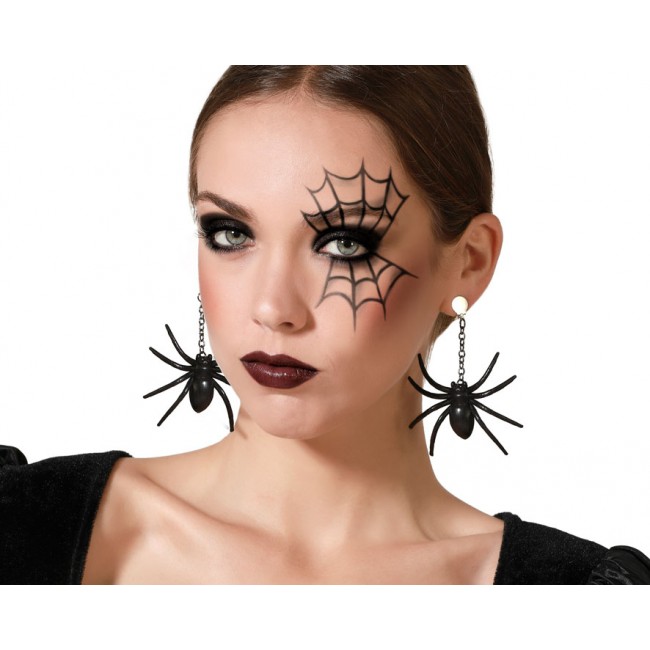 Modelo luciendo pendientes colgantes negros con forma de araña para Halloween.