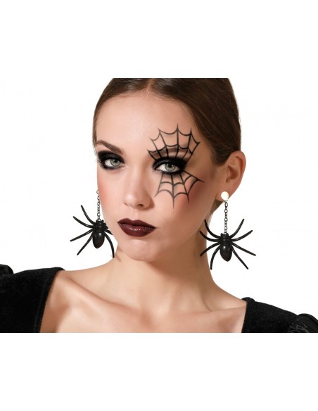 Modelo luciendo pendientes colgantes negros con forma de araña para Halloween.