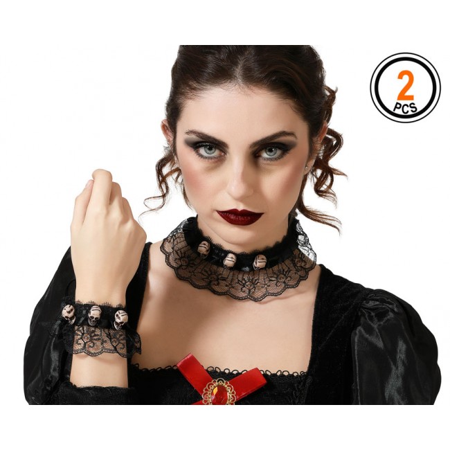 Modelo luciendo gargantilla y pulsera de encaje negro con calaveras para Halloween.