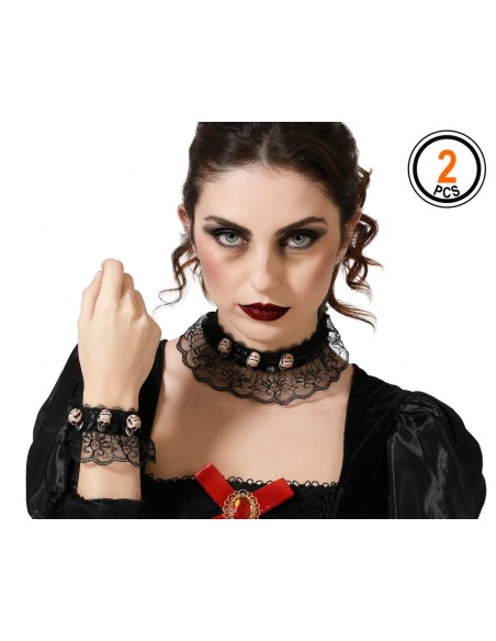 Modelo luciendo gargantilla y pulsera de encaje negro con calaveras para Halloween.