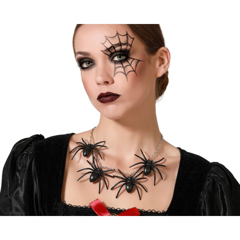 Modelo luciendo un collar de Halloween con diseño de arañas negras colgantes.