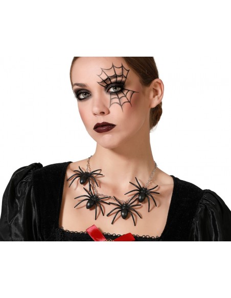 Modelo luciendo un collar de Halloween con diseño de arañas negras colgantes.