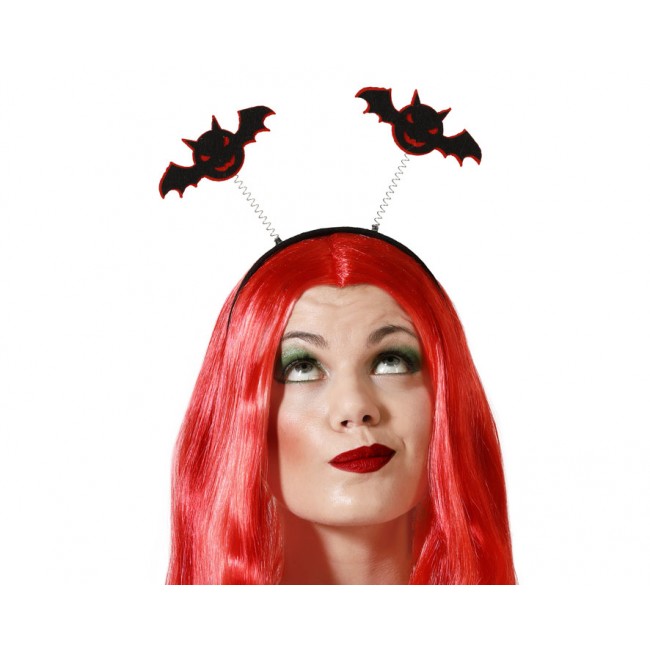 Modelo luciendo una diadema de Halloween con murciélagos negros en muelles móviles.