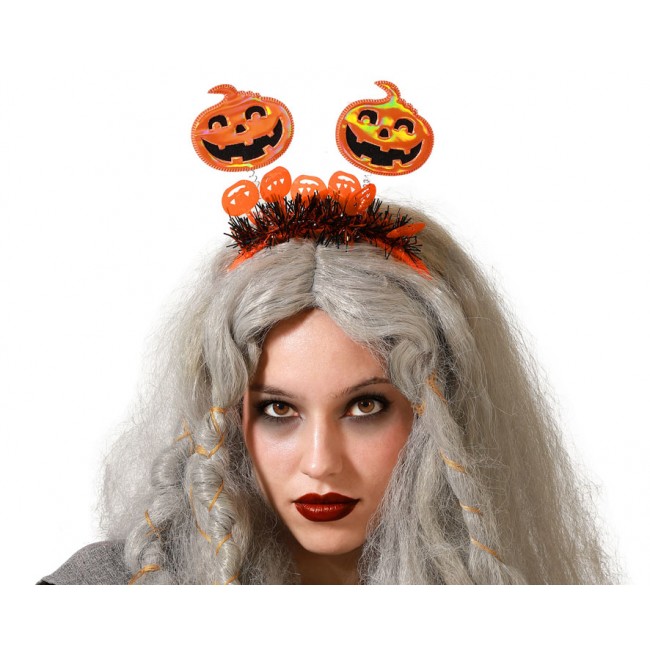 Modelo luciendo una diadema de Halloween con calabazas en muelles y flecos decorativos.
