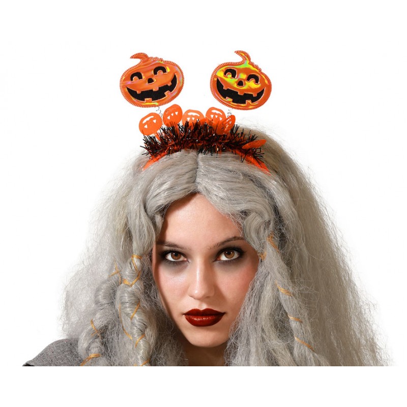 Modelo luciendo una diadema de Halloween con calabazas en muelles y flecos decorativos.