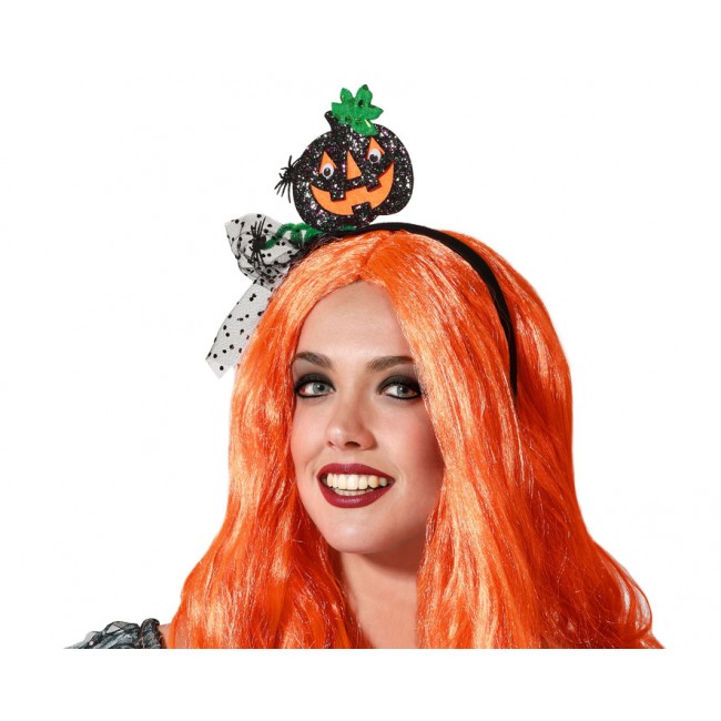 Modelo luciendo una diadema de Halloween con calabaza brillante y velo de lunares.