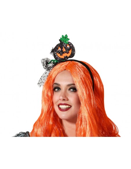Modelo luciendo una diadema de Halloween con calabaza brillante y velo de lunares.