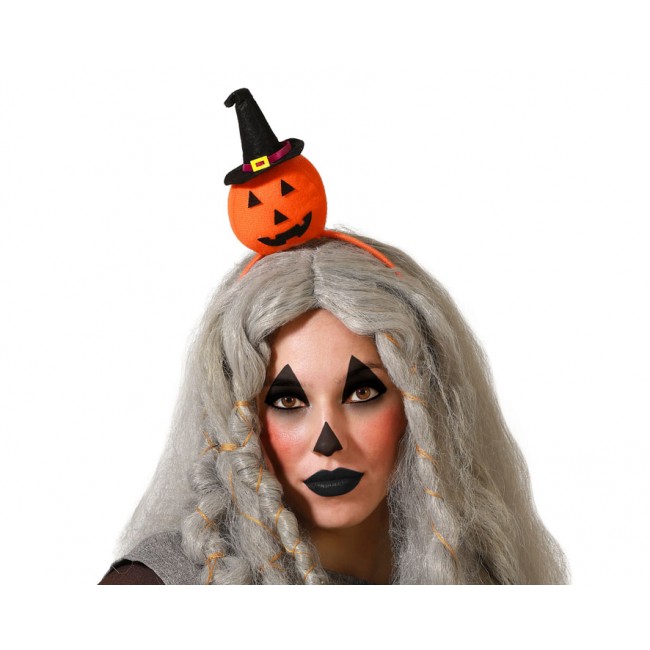 Modelo luciendo una diadema de Halloween con calabaza y sombrero de bruja.