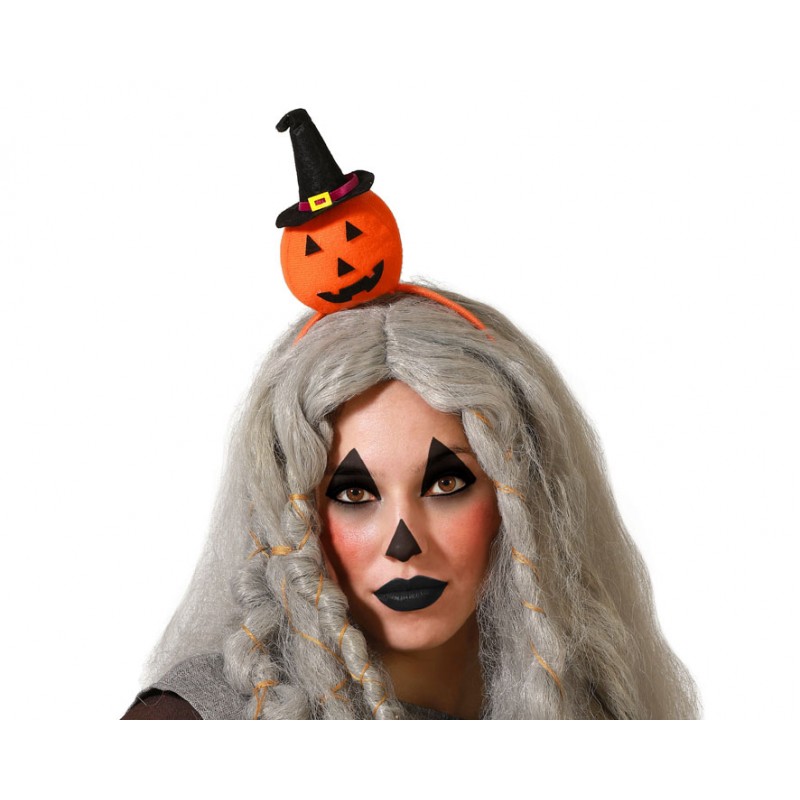 Modelo luciendo una diadema de Halloween con calabaza y sombrero de bruja.